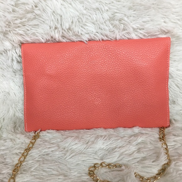 NWOT. Envelope purse with  gold Chain - Picture 2 of 5